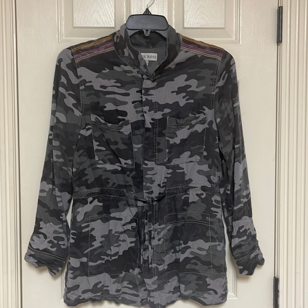 Knox Rose camo lightweight jacket. Snaps in the front and tie’s around the waist